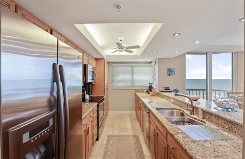 Park Shore Condo | Bright corner unit with stunning Gulf views-CL0701
