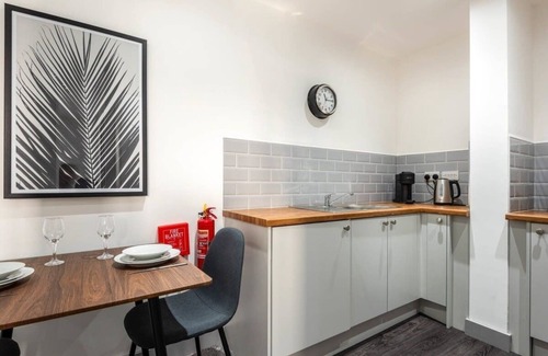 Leeds Apartment | Bright & Cosy Apartment in Leeds! Free Parking