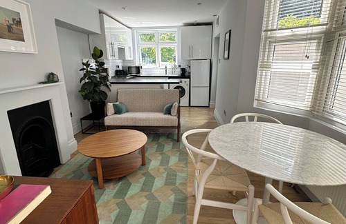 Haringey Apartment | Bright & Cosy Two-Bedroom Flat with Garden