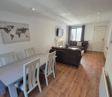 Northampton Apartment | Bright & Cozy 3 Bed House with Parking