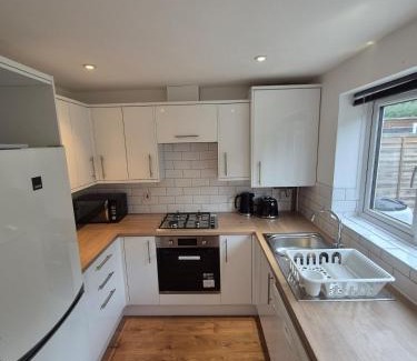 Northampton Apartment | Bright & Cozy 3 Bed House with Parking