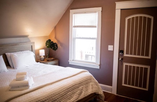 North Hyde Park Apartment | Bright & Cozy 3rd Floor Walkup