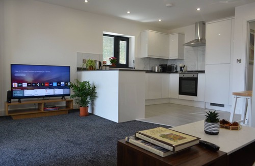 Oxford Apartment | Bright & Cozy Apartment with a Large Balcony and Free Parking