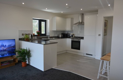 Oxford Apartment | Bright & Cozy Apartment with a Large Balcony and Free Parking