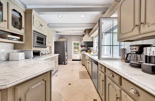 Melrose House | Bright & Cozy Home on Highland Avenue