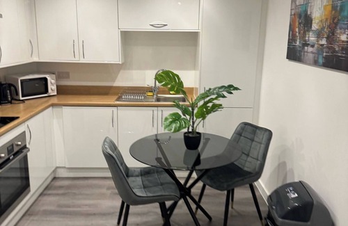 Hull Apartment | Bright & Cozy Hull Stay