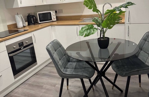 Hull Apartment | Bright & Cozy Hull Stay