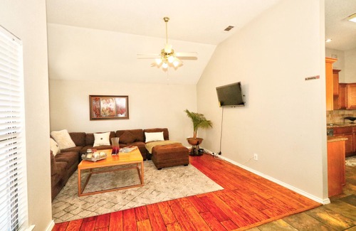 Plano House | Bright & Cozy Retreat in the Heart of Plano downtown Private Stay w backyard