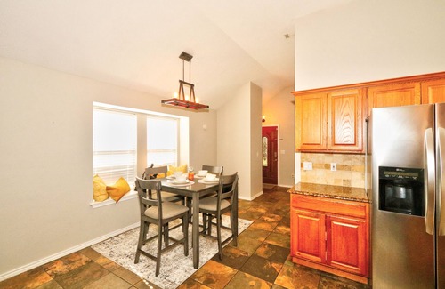 Plano House | Bright & Cozy Retreat in the Heart of Plano downtown Private Stay w backyard