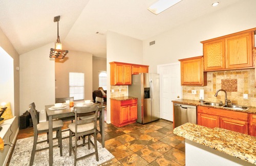 Plano House | Bright & Cozy Retreat in the Heart of Plano downtown Private Stay w backyard