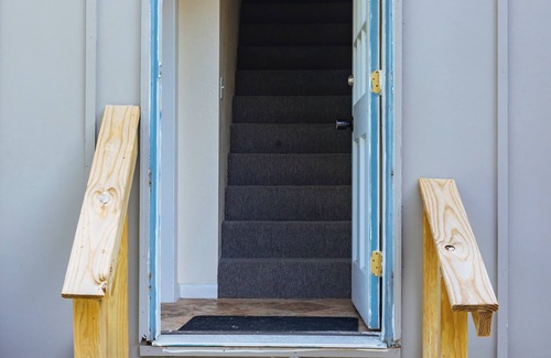 Lee's Summit House | Bright & Cozy Suite-5 Min to Downtown Lee’s Summit