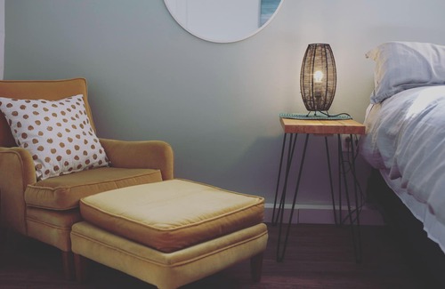 Courtenay House | Bright & cozy suite with ping pong table, close to ski hill, beaches & trails