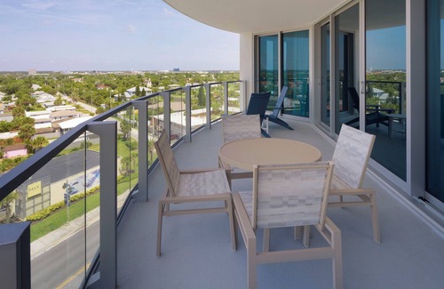 Daytona Beach Condo | Bright Daytona Beach 2BR Suite: Pool, Gym & City View 305