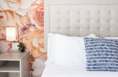 Old Town House | Bright Downtown Apt. Parking/HBO/WiFi. Walk to All