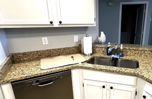 Crown Pointe Condo | Bright end-unit 3BR w/vaulted ceilings near beach