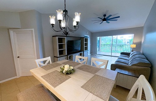 Crown Pointe Condo | Bright end-unit 3BR w/vaulted ceilings near beach