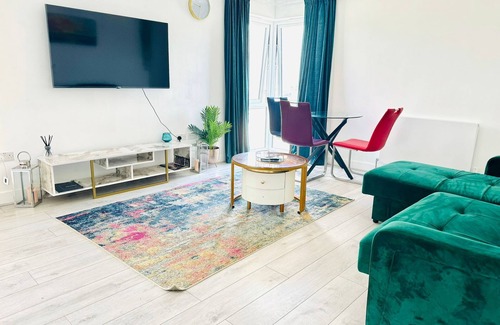 Chatham Apartment | Bright ensuite Private Room in 2BR Apt – Singles, couples, families allowed
