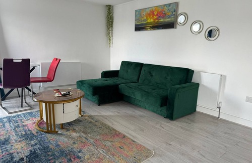 Chatham Apartment | Bright ensuite Private Room in 2BR Apt – Singles, couples, families allowed