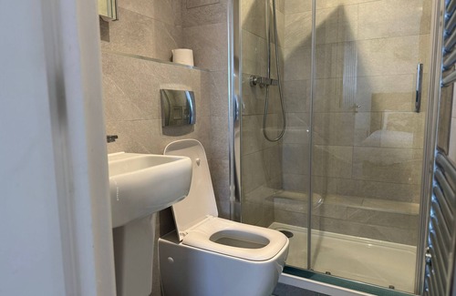 Chatham Apartment | Bright ensuite Private Room in 2BR Apt – Singles, couples, families allowed