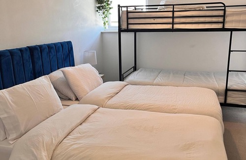 Chatham Apartment | Bright ensuite Private Room in 2BR Apt – Singles, couples, families allowed