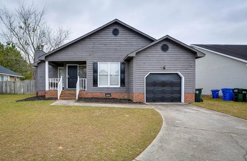 Fayetteville House | Bright Fayetteville Vacation Home w/Fireplace!
