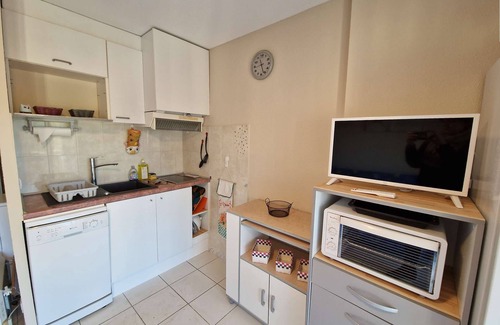 Marseillan Plage Apartment | Bright flat in a residence with pool close to shops