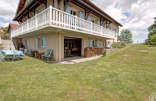 Saint-Georges-en-Couzan Cottage | Bright house with garden, garage, outdoor games, pets allowed