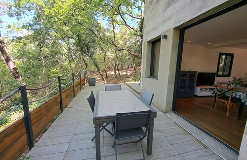Saint-Paulet-de-Caisson House | Bright accommodation in the woods with terrace