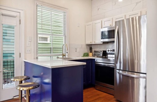 Westside Apartment | Bright & Fun 1 Bedroom Monthly Rental