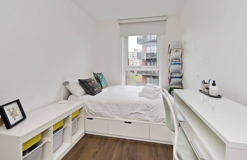 Greenwich West Apartment | Bright Greenwich flat near Canary Wharf by UnderTheDoormat