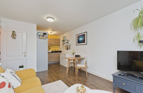 Greenwich West Apartment | Bright Greenwich flat near Canary Wharf by UnderTheDoormat