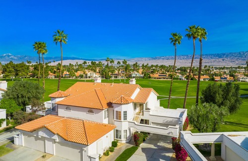 Palm Desert Condo | Bright ground-level condo on the golf course