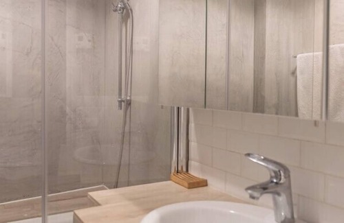 Charonne Apartment | Bright Haussmann apartment near Nation
