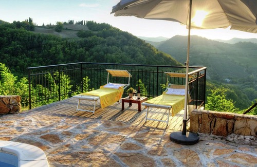 Modigliana House | Bright Holiday Home in Modigliana with Swimming Pool