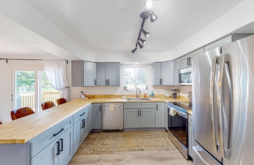 Ocean Park House | Bright home with large yard, deck & firepit - walk to the beach