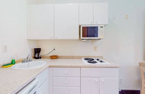 Naples House | Bright hotel-style studio with pool, game room, restaurant, kitchenette, sauna