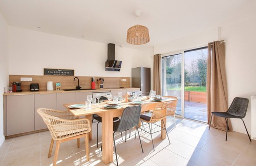 Saint-Briac-sur-Mer Ski Chalet | Bright house for 8 with large garden