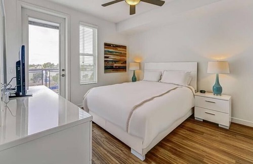 Irvine Business Complex Apartment | Bright Irvine 1BR | Kitchen| Free WiFi | Parking available