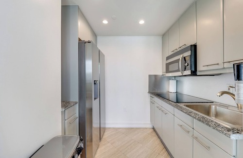 South Beach Condo | Bright Luxury Condo, Beach Access & Ocean Views!