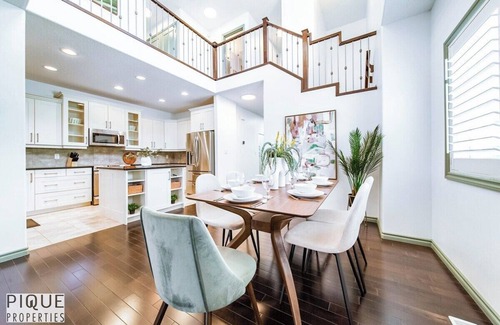 Southwest Edmonton House | Bright Luxury Home-Hot Tub-Sunroom-King Bed-AC