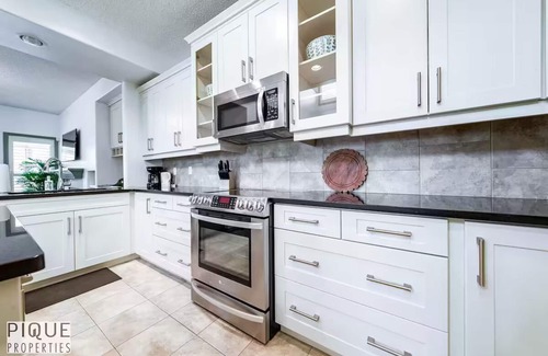 Southwest Edmonton House | Bright Luxury Home-Hot Tub-Sunroom-King Bed-AC