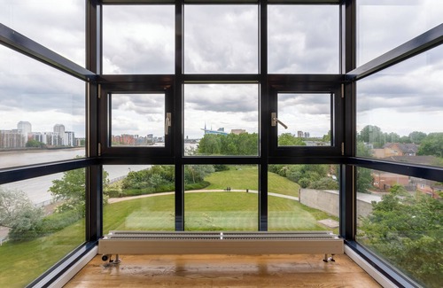 Surrey Docks Apartment | Bright Modern 1 BDR Stunning Thames View