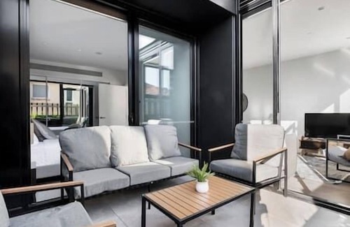 Malvern East Apartment | Bright & Modern 1BR Apt w/Balcony & Parking