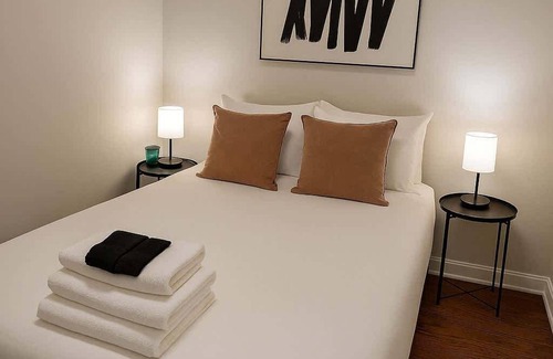 Hyde Park Apartment | Bright & Modern 1BR in Hyde Park