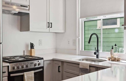 Westside Apartment | Bright & Modern 2 Bedroom Monthly Rental