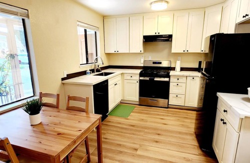 The Villas Apartment | Bright & Modern 2BR Santana Row | Silicon Valley