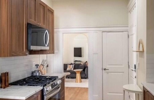 Communipaw Apartment | Bright & Modern 35 Mins to NYC Extended Stays