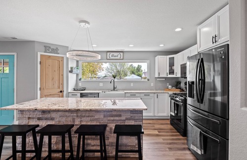 Rapid City House | Bright & Modern 3BR with large jacuzzi tub near favored Black Hills Attractions