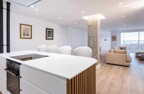 Los Remedios Apartment | Bright, modern and glamourous 3 bedroom with parking