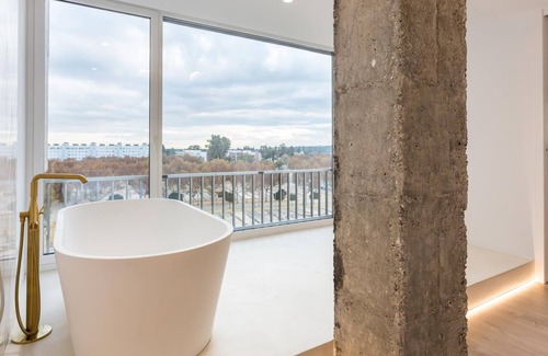 Los Remedios Apartment | Bright, modern and glamourous 3 bedroom with parking